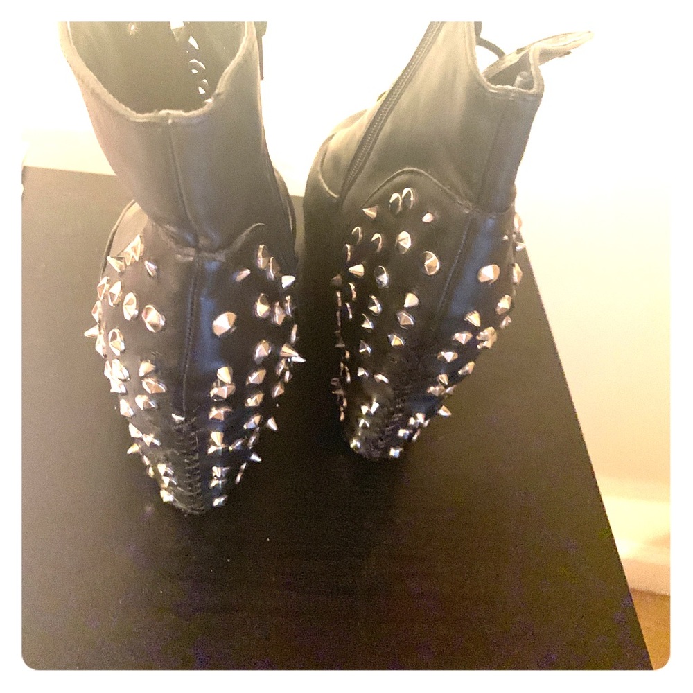 Shoes with the spikes